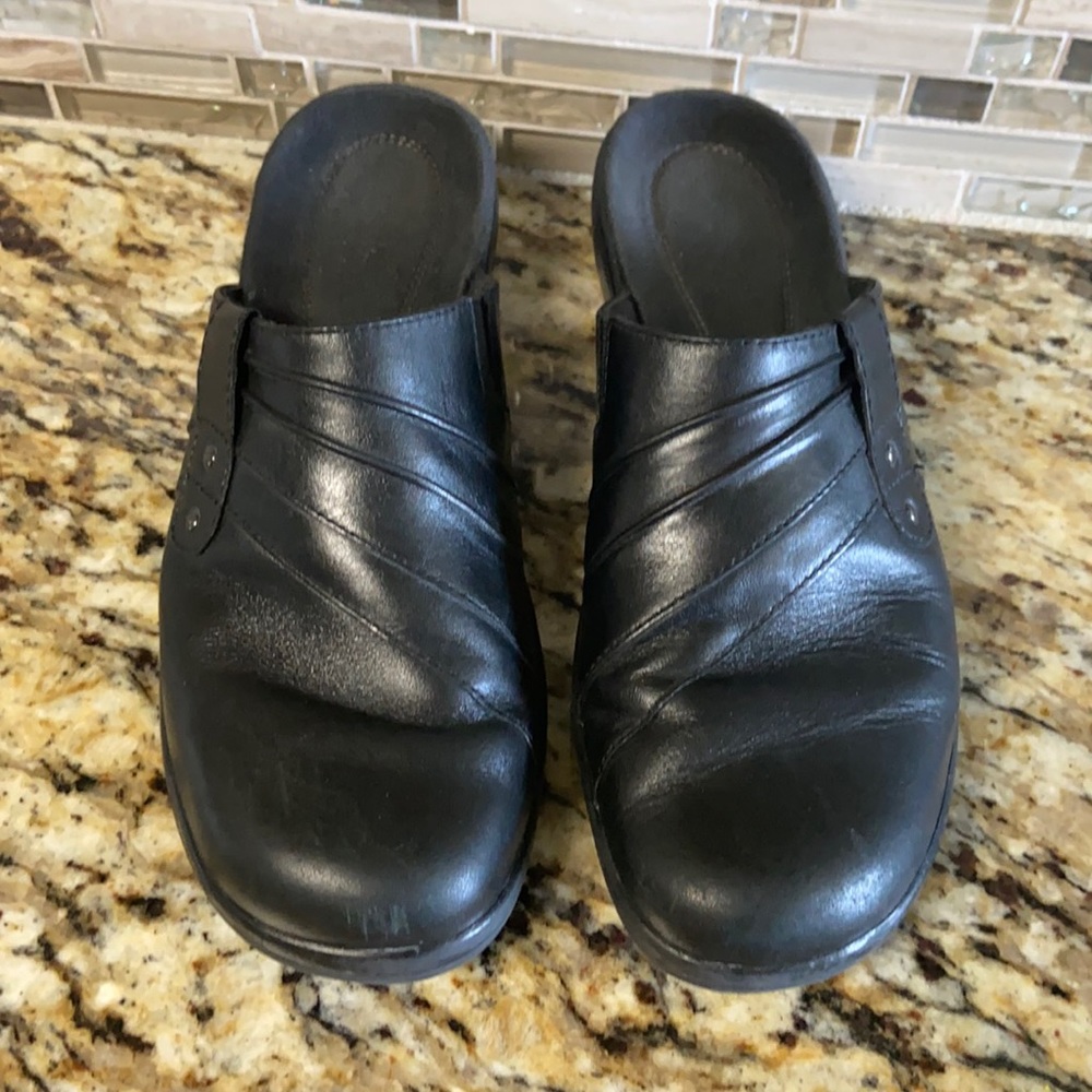 7.5M black Clarks